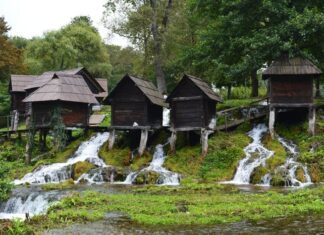 Turkish Time, the Crescent Symbol, and the Sultan’s Power